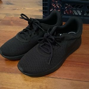 Nike Tanjun sneakers in Black size 8 women’s